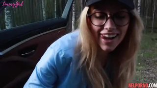 Гламурная москвичка отсосала парню член в машине за то, что он ее подвез