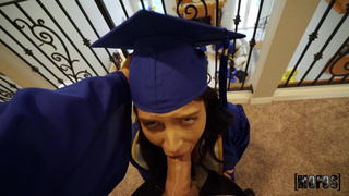 Студентка Alexa Payne отметила свой выпускной МЖМ сексом с одногруппниками, один из которых негр