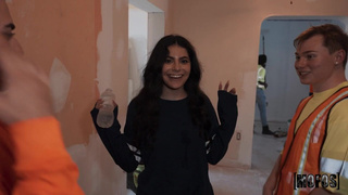 Молодая проблядь по кругу сосет рабочим и дает себя иметь в волосатую пизду на стройке