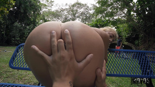 Ребята были не против, чтобы мы публично потрахались, пока они будут играть!