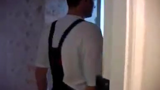 Взрослый сантехник уговорил красотку на жесткий трах